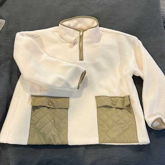 Madewell Tops - Madewell women’s L fleece quarter zip with green quilted pockets.